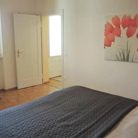 Dora Below Локарно