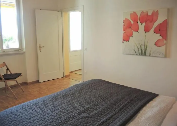 Dora Below Локарно