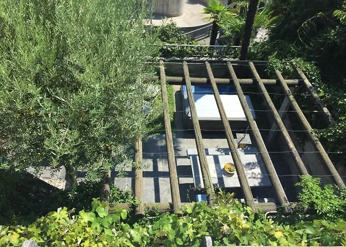 Dora Below Дом отдыха *