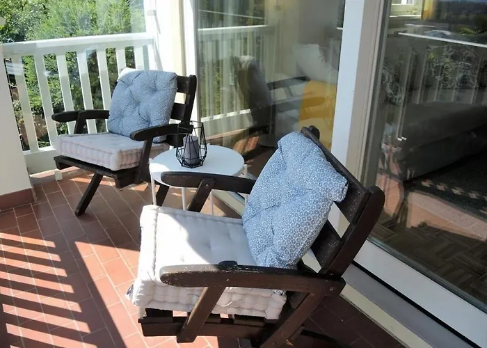 Dora Below Локарно